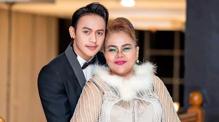 Eva Manurung belakangan gencar pamer kemesraan dengan pria brondong yang diakuinya sebagai pacar yakni Jordan Ali.