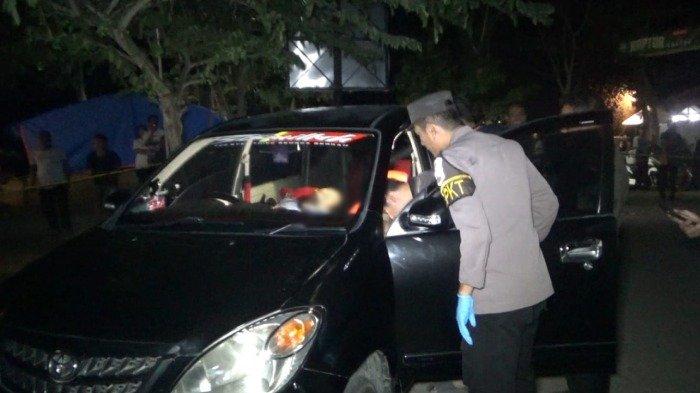 Evakuasi jenazah Sopir Rental Agus Edy Sulistyo (55), mendadak wafat, saat tiba di Pasar Baru Parang, Kelurahan/ Kecamatan Parang, Kabupaten Magetan, Selasa malam (6/11/2024).