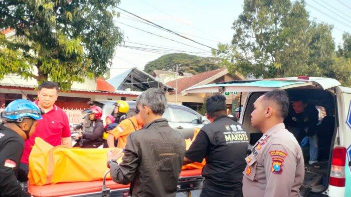 Evakuasi jenazah korban tertabrak kereta api di lintasan rel Jalan Mahakam Kelurahan Rampal Celaket Kecamatan Klojen Kota Malang, Minggu (15/9/2024).