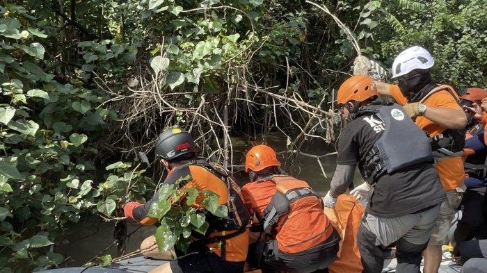 Evakuasi terhadap korban di Kalimas Desa Banjarpertapan Maduretno, Kecamatan Taman, Sidoarjo.