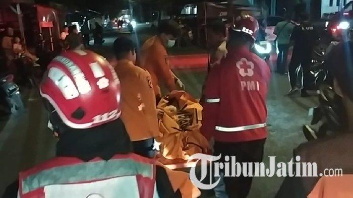 EVAKUASI - Evakuasi wanita berinisial MSK, penjual kerupuk yang tewas tertabrak kereta api (KA) di perlintasan sebidang dua jalur (double track) di kawasan Jalan Buntaran, Manukan Wetan, Surabaya, Rabu (11/6/2025). Diduga, korban tidak menyadari kedatangan kereta di jalur sisi selatan yang sedang dilaluinya.