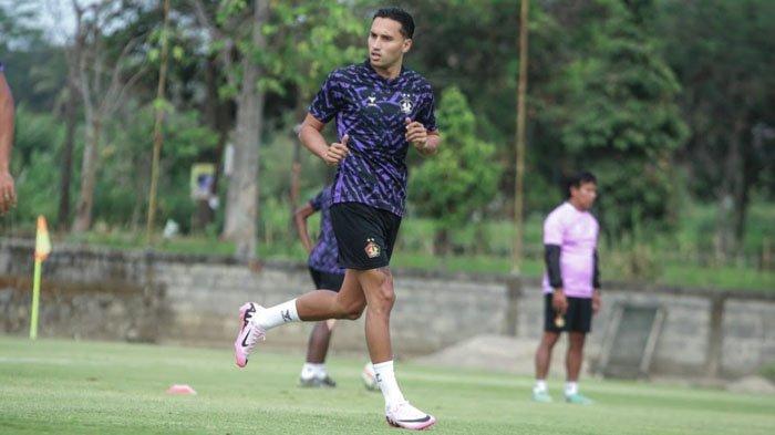 Ezra Walian secara resmi bergabung dengan skuad Persik Kediri untuk mengarungi kompetisi Liga 1 2024/2025, Rabu (24/7/2024).