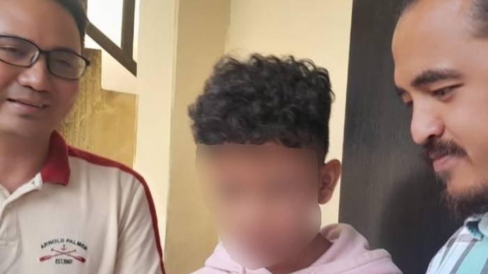 KUNJUNGI AYAH - FP, penyanyi cilik kondang asal Banyuwangi mengunjungi sang ayah di Mapolresta Banyuwangi, Kamis (12/6/2025). FP datang dari Jakarta untuk mengetahui kondisi sang ayah.