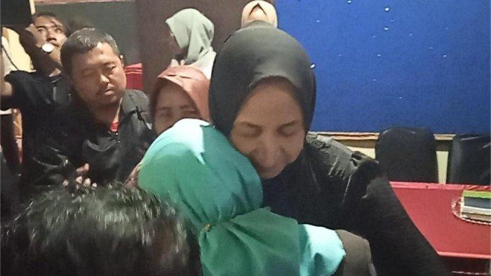 Faida memeluk pendukungnya di KPU Jember setelah gagal daftar Pilkada 2024, Kamis (29/8/2024) malam