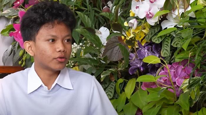 DIUSIR IBU TIRI - Penyanyi cilik, Farel Prayoga mengungkap dirinya sering disiksa oleh ibu tiri lantaran memiliki wajah yang mirip dengan ibu kandung. Ia juga pernah diusir dari rumah. Mirisnya, uang hasil jerih payahnya dikuras oleh keluarga, Jumat (18/7/2025).