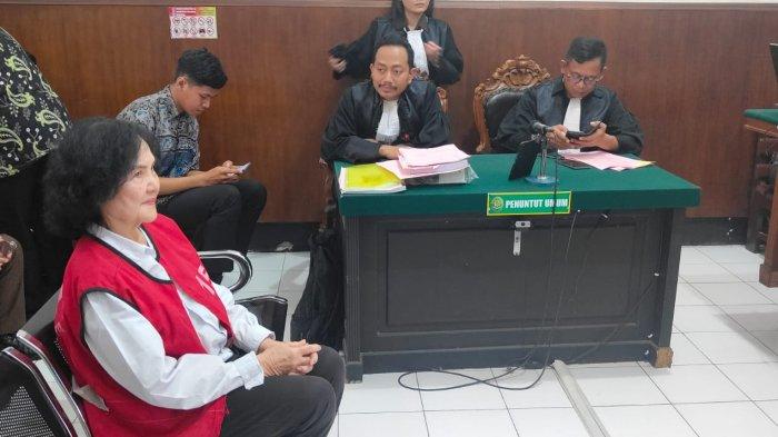 Fenny Merina saat diadili di Pengadilan Negeri Surabaya