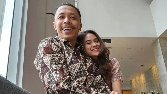 Akui masih sayang, Furry Setya pemeran ‘Mas Pur’ dalam sinetron ‘Tukang Ojek Pengkolan’ ternyata belum mau mengganti wallpaper foto sang mantan istri dan masih memanggil sayang meski telah resmi bercerai.