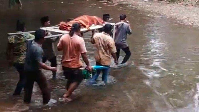 GOTONG JENAZAH - Sejumlah warga Desa Jalen, Kecamatan Balong, Kabupaten Ponorogo, Jawa Timur, saat menggotong keranda jenazah seberangi sungai, Minggu (8/6/2025). Video itu viral di media sosial.
