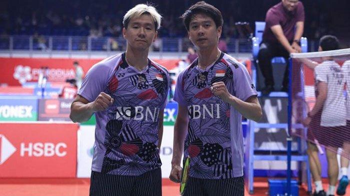 Ganda putra Indonesia, Marcus Fernaldi Gideon/Kevin Sanjaya Sukamuljo berpose usai memenangkan babak pertama Malaysia Masters 2023, Rabu (24/5/2023).