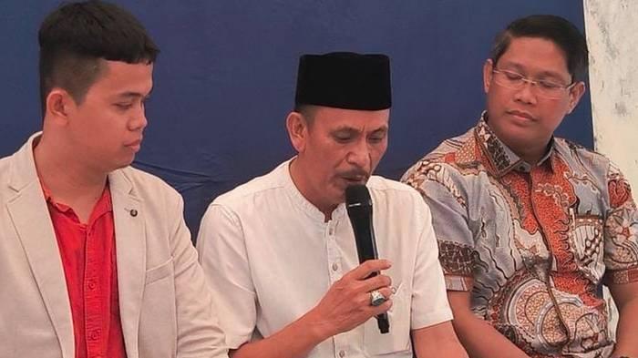 GAYA MEWAH KADES - Kepala Desa Kohod, Arsin yang sedang menjawab pertanyaan awak media saat konferensi pers di rumahnya, Desa Kohod, Kabupaten Tangerang.