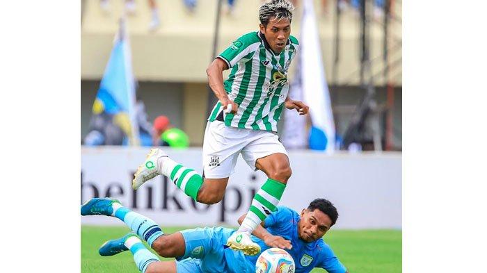 Gelandang Deltras FC, Bima Ragil melewati hadangan pemain Persela Lamongan pada lanjutan Liga 2 2023/2024 di Stadion Tuban Sport Center, Selasa (23/1/2024). Laga berakhir imbang 0-0.