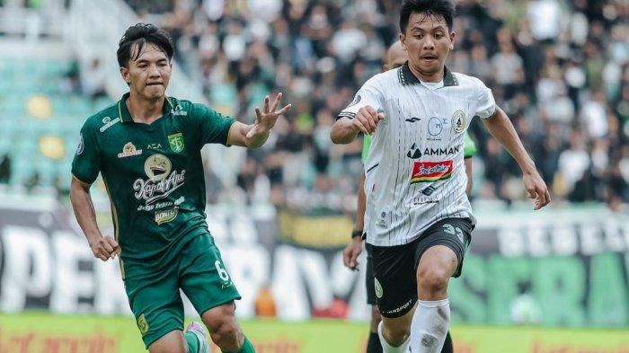 Gelandang PSS Sleman, Wahyudi Hamisi (kanan) saat laga melawan Persebaya di Stadion GBT, Minggu (3/3/2024)