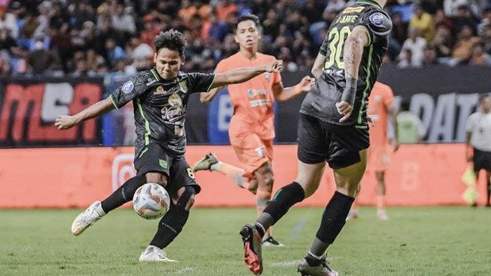 Gelandang Persebaya, Toni Firmansyah melepaskan tendangan berbuah gol ke gawang Borneo FC di Stadion Batakan, Balikpapan, Kamis (7/3/2024) malam ini. Laga berakhir 2-1 untuk Borneo FC.