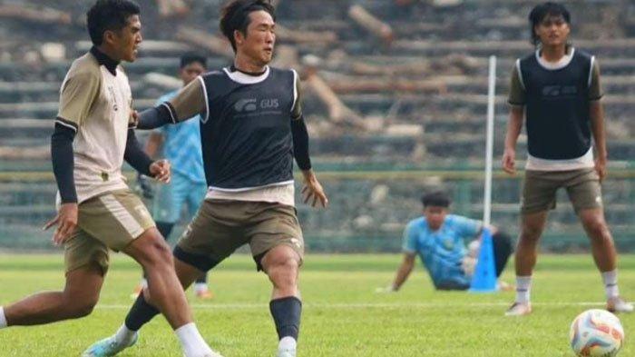 Skuad Gresik United menjalani latihan di Stadion Petrokimia Gresik, jelang laga Persipal Palu vs Gresik United, Rabu (31/1/2024).