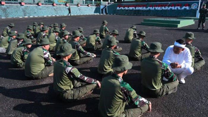 PRIA GEMULAI - Gubernur Jawa Barat, Dedi Mulyadi saat meninjau program pendidikan militer. Pria gemulai juga bakal diikutkan dalam program tersebut.