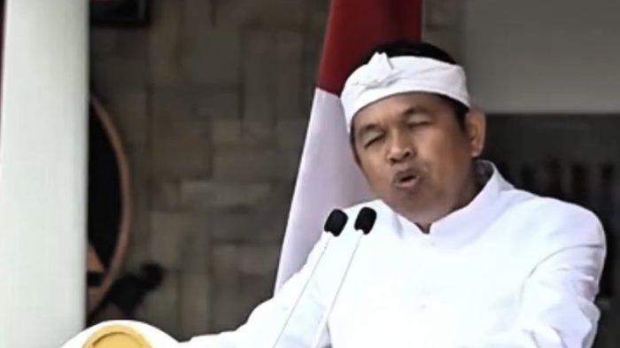 MENANGIS - Gubernur Jawa Barat, Dedi Mulyadi menangis terharu pulangkan ratusan siswa yang telah menjalani program pendidikan militer di barak.