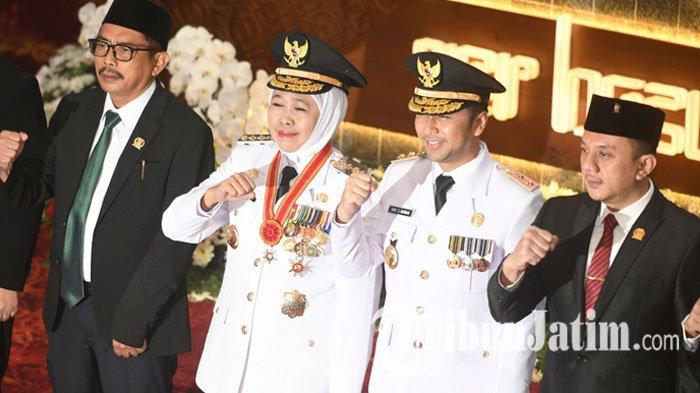 SERTIJAB GUBERNUR - Gubernur Jawa Timur, Khofifah Indar Parawansa, dan Wagub Jatim, Emil Dardak resmi melaksanakan sertijab dan menyampaikan visi-misi pembangunan Jawa Timur periode 2025-2030 di hadapan pimpinan dan anggota DPRD Jawa Timur, Sabtu (1/3/2025). Mereka bakal menggenjot berbagai program prioritas dalam 100 hari kerja mendatang, atau selama tiga bulan pertama.