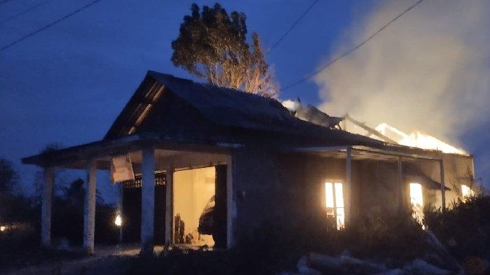 Gudang elpiji milik mantan pentolan teroris, Ali Fauzi di Desa Tebluru Kecamatan Solokuro Lamongan terbakar, Jumat (24/11/2023) petang.