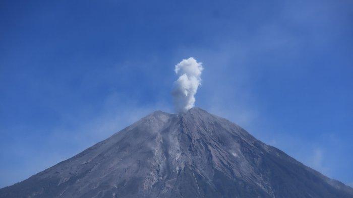 Gunung Semeru, foto diambil dari wilayah Curah Kobokan, Kecamatan Candipuro, Kabupaten Lumajang beberapa waktu lalu.