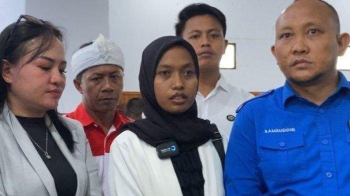 Guru honorer di Konawe Selatan (Konsel), Supriyani seusai sidang perdana di PN Andoolo, Konawe Selatan, Sulawesi Tenggara . Ia berharap proses hukumnya tidak menghalanginya bisa lulus seleksi Pegawai Pemerintah dengan Perjanjian Kerja (PPPK) tahun 2024.