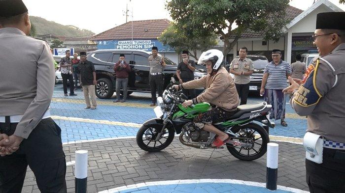 Pendiri Majelis Ta'lim Sabilu Taubah Muhammad Iqdam alias Gus Iqdam menjajal sirkuit ujian praktik SIM C di kantor Satpas Satlantas Polres Gresik.