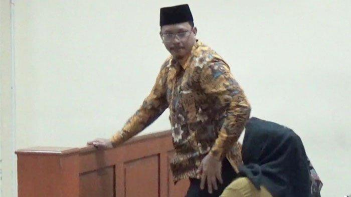 Bupati nonaktif Sidoarjo, Gus Mudhlor saat persiapan menghadapi sidang tuntutan, Senin (9/12/2024).
