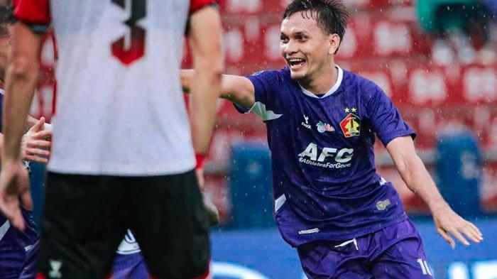 HENGKANG - Persik Kediri kembali melepas pemainnya jelang Liga 1 2025/2026. Kali ini, Hamra Hehanusa dipastikan hengkang dari Macan Putih, Kamis (12/6/2025).