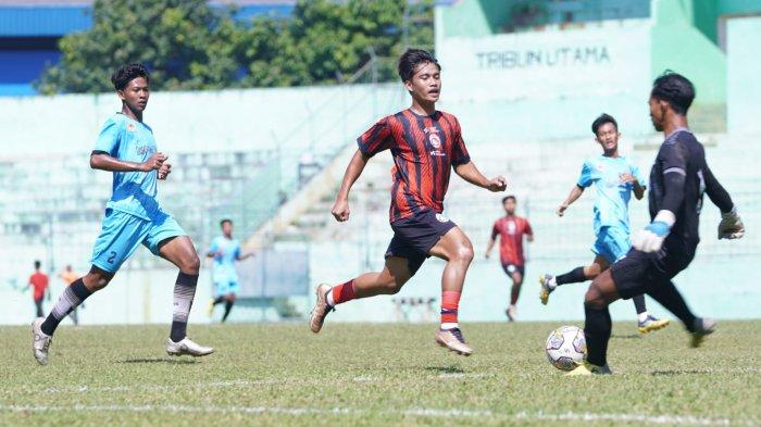 Hamzah Tito saat masih berbaju Arema FC ketika mengikuti latih tanding menghadapi tim lokal di Stadion Gajayana beberapa waktu lalu.