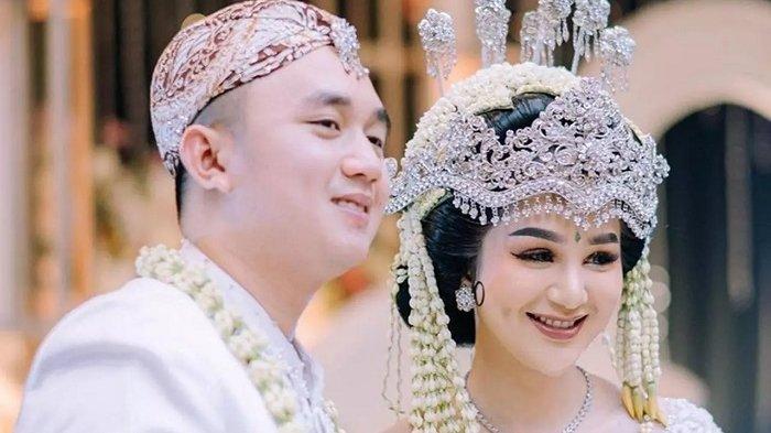 Hana Hanifah terciduk menyanyikan lagu mellow Dibalas Dengan Dusta usai sang suami Yusen Venerandy alias Randy, menyangkal tudingan selingkuh dengan mantan kekasih.