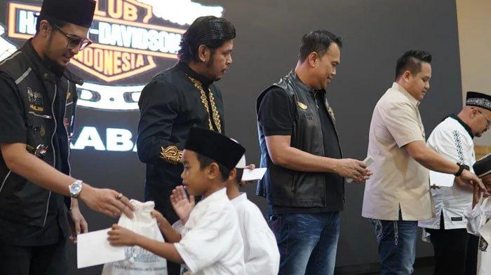 Harley Davidson Club Indonesia (HDCI) Surabaya memberikan santunan pada anak yatim piatu dari Panti Asuhan Bani Yaqub, di Hotel Grand Dafam Pasific, Surabaya, Kamis (28/3/2024).