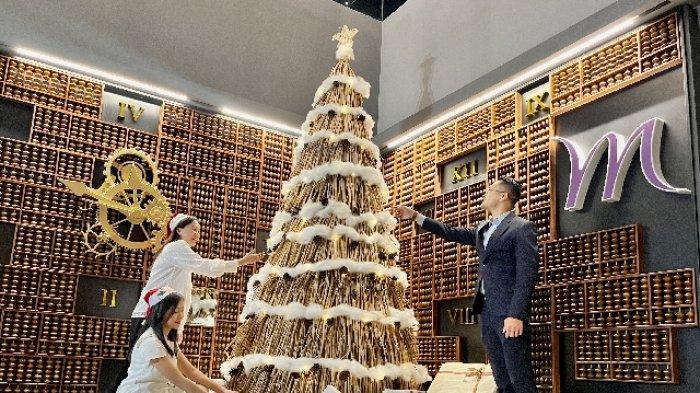 Hiasan pohon natal menghiasi area lobi hotel-hotel di Surabaya. Salah satu yang unik dihadirkan oleh Mercure Surabaya Manyar.