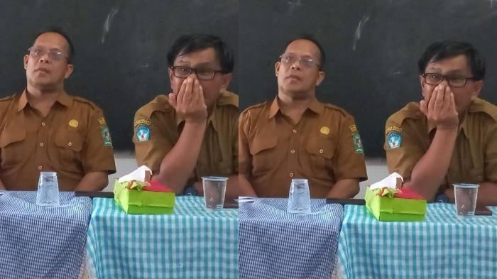 GURU LERAI SISWI BERKELAHI - Hisar Pangaribuan (kiri) saat di ruang guru SMPN 2 Tapian Dolok, Jalan Jalan, Kelurahan Sinaksak, Kabupaten Simalungun, Sumatera Utara, Selasa (6/5/2025).
