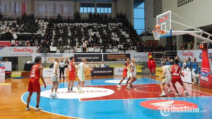 Suasana dalam pertandingan bola basket Honda DBL with Kopi Good Day East Java South 2024 antara SMA Kosayu Malang Vs SMAN 4 Malang di GOR Bimasakti Malang pada Kamis (5/9/2024).