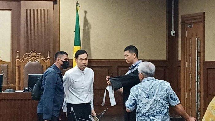 HUKUMAN DIPERBERAT - Terdakwa kasus korupsi kegiatan Niaga PT Timah Tbk, Harvey Moeis bersiap-siap meninggalkan ruang sidang ketika proses pemeriksaan saksi dijelaskan untuk istirahat di Pengadilan Tipikor, Jakarta Pusat, Kamis (29/8/2024). Hukuman Harvey diperberat dari 6,5 tahun menjadi 20 tahun penjara.