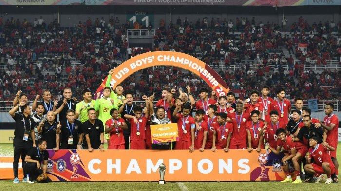 INDONESIA JUARA - Pelatih Timnas Indonesia U 19 Indra Sjafri meluapkan menunjukkan medali kemenangan usai laga final melawan Timnas Thailand yang berlangsung di Stadion Gelora Bung Tomo (GBT) Surabaya, Senin (29/7/2024) Malam. Pada final Asean U-19 Boy's Championship 2024 Timnas Indonesia berhasil menundukkan Timnas Thailand 0-1 melalui gol tunggal yang diciptakan Jens Raven pada babak pertama.