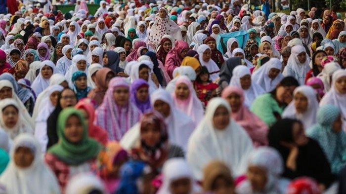 IDUL FITRI - Ilustrasi pelaksanakan salat Idul Fitri. Idul Fitri 2025 diprediksi akan dilaksanakan secara serentak. Sehingga, baik Muhammadiyah, NU, maupun pemerintah akan melaksanakan puasa selama 30 hari, Kamis (27/3/2025).