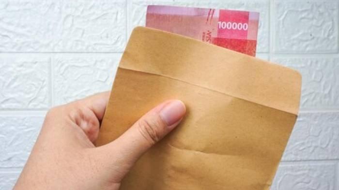 Ilustrasi amplop berisi uang - Viral iuran sebesar Rp 2,6 juta per siswa untuk makan siang gratis guru.