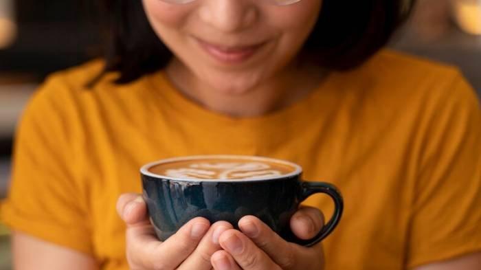 Ilustrasi bahaya minum kopi untuk wanita yang mau menikah.