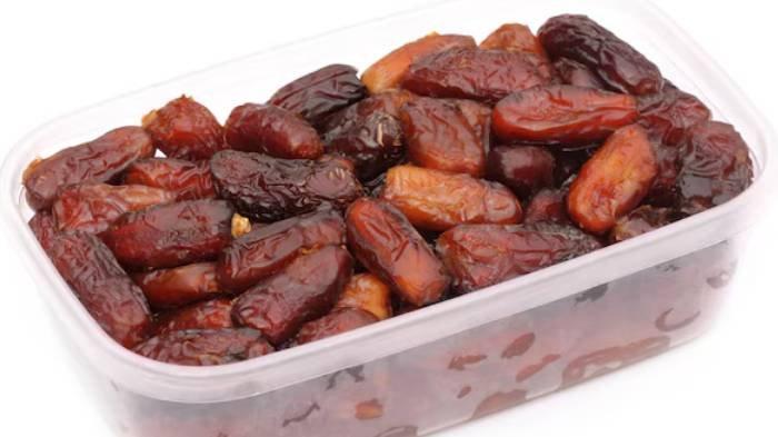 MENYIMPAN KURMA - Kurma merupakan buah yang selalu hadir di bulan Ramadan sebagai salah satu makanan berbuka puasa favorit. Simak cara menyimpan kurma agar tetap segar.