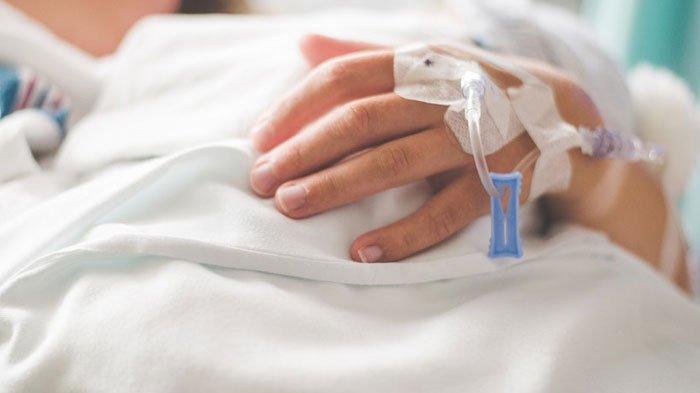 DIGIGIT ULAR - Ilustrasi bocah diinfus. Seorang bocah digigit ular beracun namun disebut dokter tak berbisa. Keluarga menyesalkan dengan diagnosa dokter yang membuat bocah kini malah kritis seminggu, Kamis (26/6/2025).