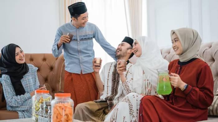 PERTANYAAN LEBARAN - Ilustrasi momen kumpul Lebaran bersama keluarga.