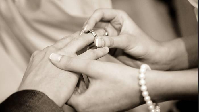 Ilustrasi pengantin pria yang ternyata adalah seorang wanita