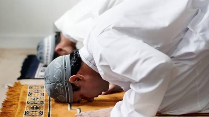 Ilustrasi pria muslim melakukan sholat istikharah. Ketika dihadapkan dengan pilihan yang sulit, Islam mengajarkan untuk melakukan sholat dan berdoa agar diberi pilihan yang terbaik. Dalam Islam sholat tersebut dinamakan sholat istikaharah.