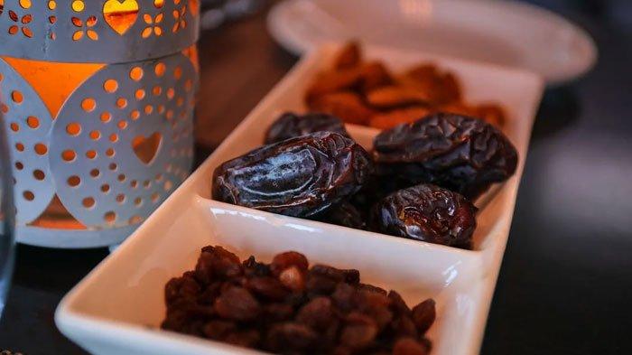 Ilustrasi puasa Ramadan berbuka menggunakan kurma - Simak cara qadha puasa Ramadan