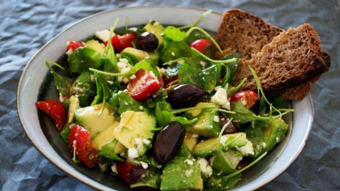 Dalam meramu salad juga enggak boleh sembarangan. Jika kalian enggak memperhatikan cara makan salad yang benar, salad malah bisa jadi tak sehat dan perusak diet yang sedang dilakukan.