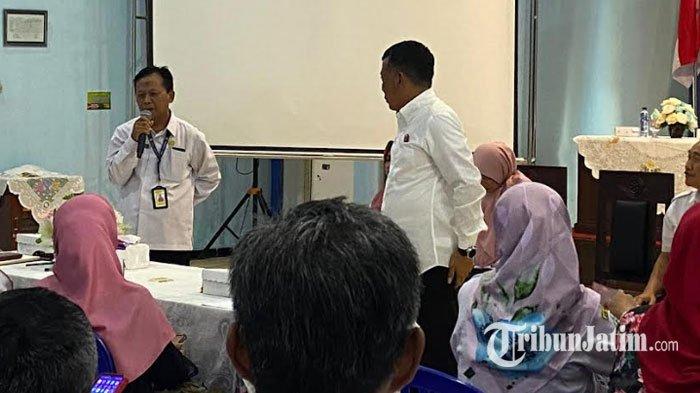 Imam Mujahid saat menyerahkan surat pengunduran diri sebagai Kepala Sekolah SMPN 1 Ponorogo, Rabu (4/10/2023). Keputusan itu disampaikannya saat Bupati Sugiri Sancoko memberikan arahan kepada seluruh kepsek SMP Negeri Ponorogo