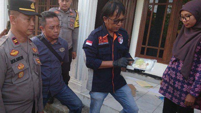 PENYEBAB KERACUNAN - Kanit Inafis Satreskrim Polres Tulungagung, Aiptu Sugapri menunjukkan kemasan sajian soto yang diduga menjadi penyebab keracunan massal di Desa Wonorejo, Kecamatan Sumbergempol, Kabupaten Tulungagung, Jawa Timur, Kamis (19/6/2025). Soto ini dibagikan pada Posyandu, Senin (16/6/2025) pagi, lalu 56 orang yang makan mulai merasakan gejala keracunan pada Senin malam