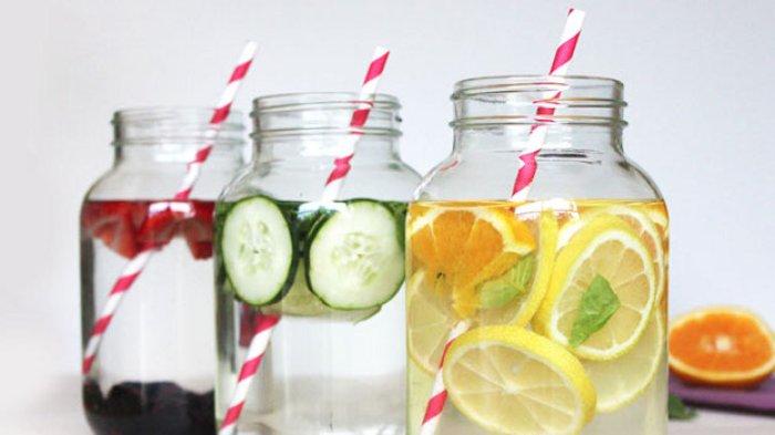 Selain menyegarkan, minuman infused water juga memiliki khasiat yang baik untuk kesehatan badan dan menurunkan berat badan.