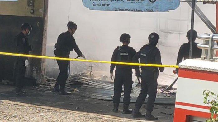 Insiden ledakan yang diduga dari tempat penampungan barang rongsokan, Jumat (29/12/2023). Ledakan ini sebabkan 1 orang tewas dan sejumlah rumah rusak, Jumat (29/12/2023)