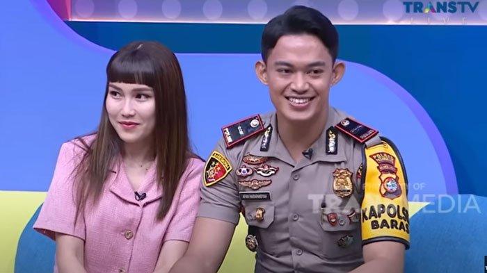 Ipda Afan kapolsek termuda duduk bersebelahan dengan Ayu Ting Ting di acara Brownis.